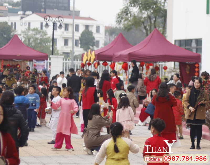 Mỗi gian hàng trang trí tạo nên không gian Hội chợ Xuân đặc trưng truyền thống Việt Nam