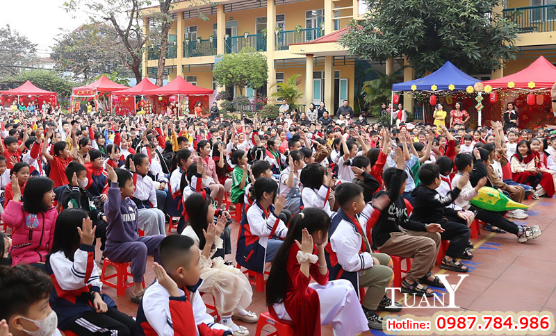 Không khí sôi nổi của các em học sinh khi được MC dẫn dắt về truyền thống ngày Tết