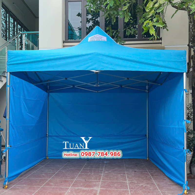 Kiểu quây che 3 mặt, vải bạt cùng chất liệu bạt mái màu xanh biển