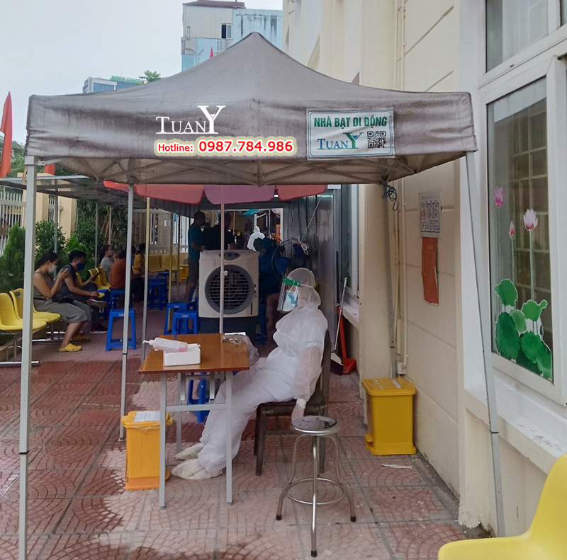 Từ đợt dịch Covid đầu tiên đến đợt dịch này, nhà bạt di động 2mx2m vẫn dùng ổn định làm mái che cho cán bộ y tế phòng chống dịch tại Bệnh viên Châm cứu Trung ương.