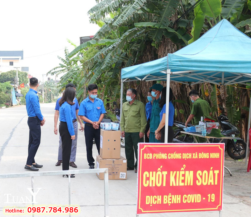 Đoàn công tác đã đi thăm và tặng khẩu trang y tế, mũ chắn giọt bắn cho các chốt kiểm soát dịch covid-19