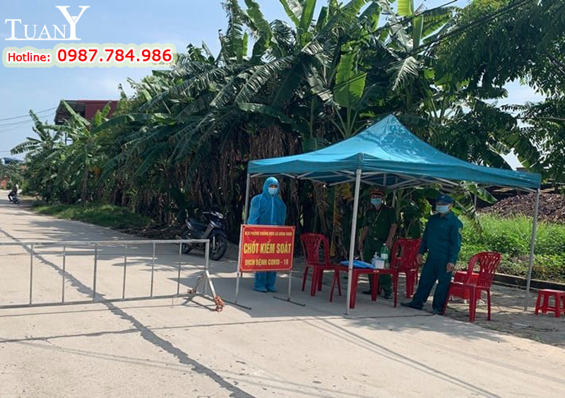 Trạm kiểm soát dịch Covid-19 ở thôn Tử Lý, xã Đông Ninh, huyện Khoái Châu, tỉnh Hưng Yên.