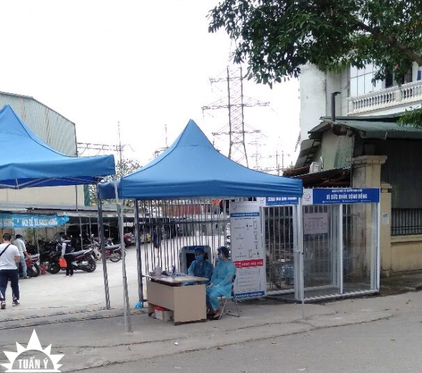 Hình ảnh nhà bạt dựng lên làm mái che tạm cổng viện đo thân nhiệt cho bệnh nhân