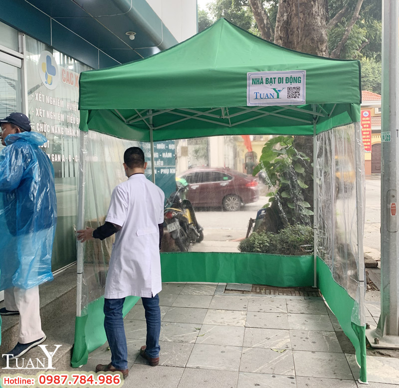 Công tác dựng nhà bạt làm phòng khám nhanh, thuận tiện, đơn giản