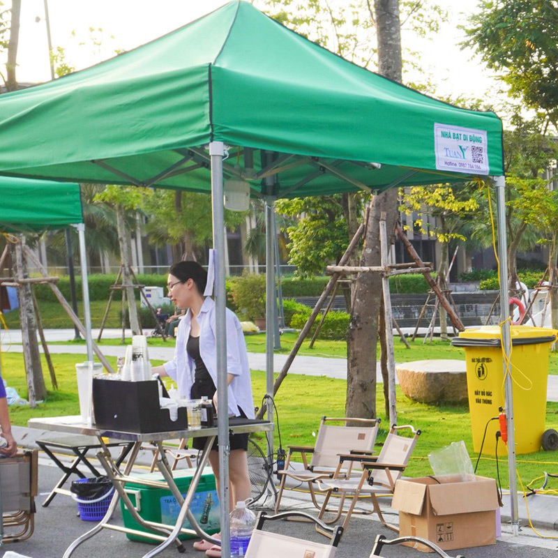 Mỗi nhà bạt là một gian hàng ẩm thực phong phú.