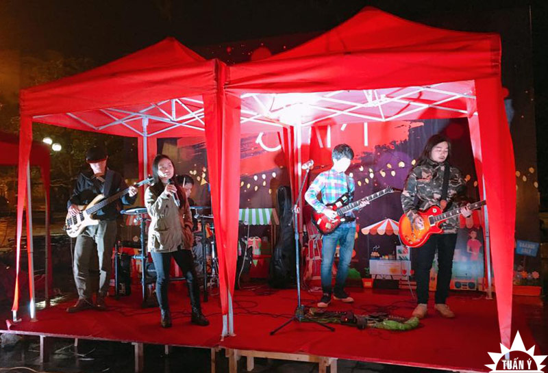 Sân khấu âm nhạc tại hội chợ đêm Jam Hà Tĩnh