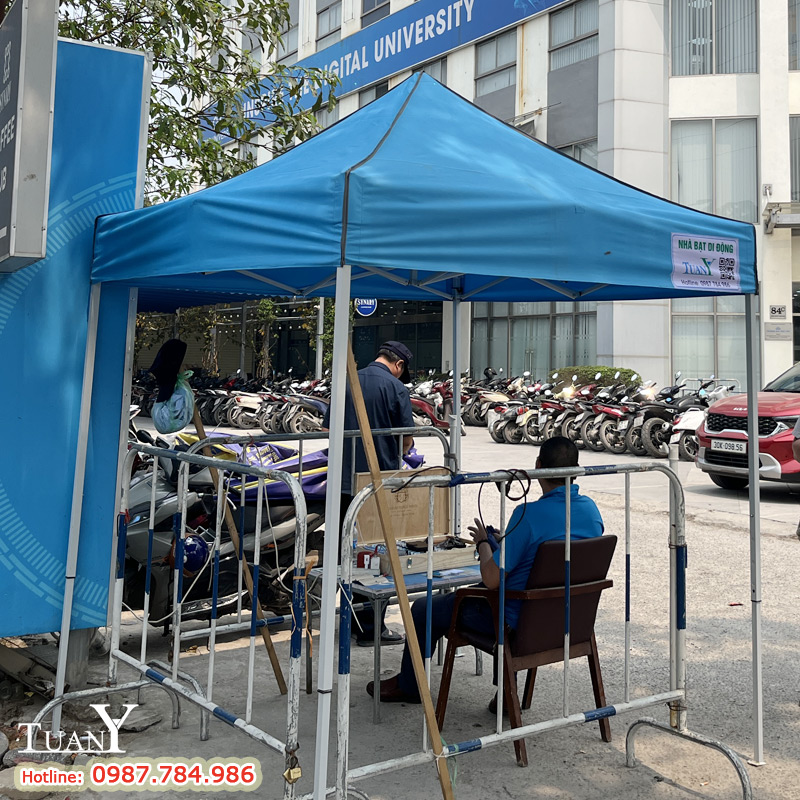 Nhà bạt 2mx2m dùng làm mái che cho bảo vệ trông xe trên vỉa hè (Đại học CMC)