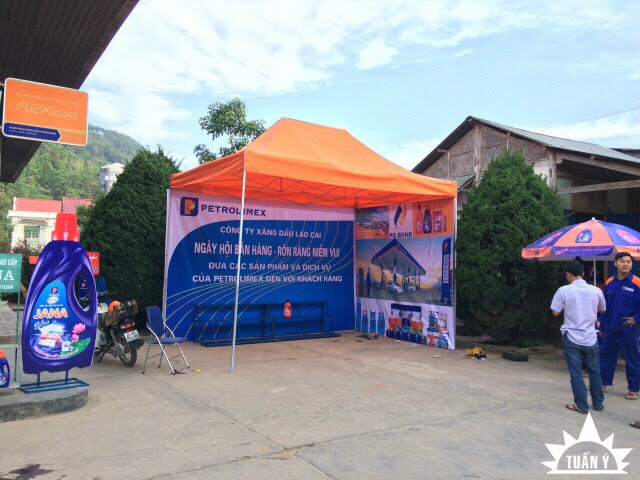 Quầy hàng của Petrolimex Lào Cai dùng nhà bạt di động 2mx3m màu cam nổi bật