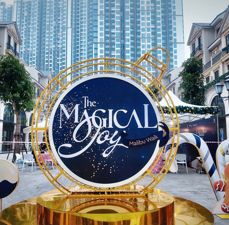 Cổng vào khu chợ phiên được trang trí lộng lẫy, sang trọng