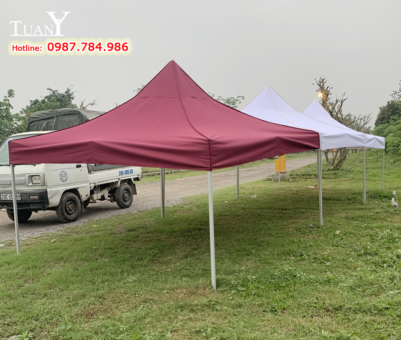Từng dãy nhà bạt đang dựng lên phục vụ du khách tham gia trải nghiệm bay trên bầu trời trong Khinh khí cầu