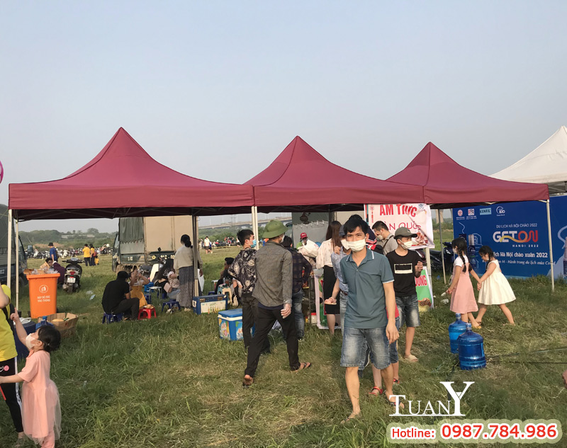Từng dãy nhà bạt di động 3mx3m màu đỏ đô phục vụ du khách và đơn vị kinh doanh thực phẩm