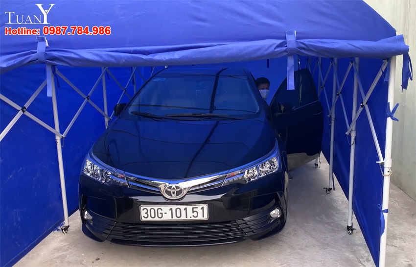Bạn nên lái xe sát về 1 bên, còn bên cửa để rộng thêm để mở cửa xe cho tiện