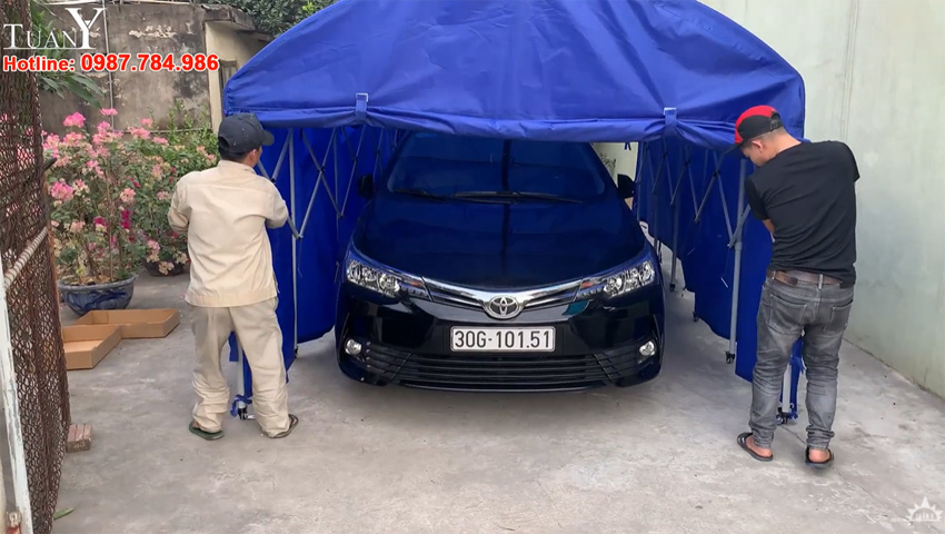 Bạn đậu xe đúng chỗ và chỉ cần kéo nhà bạt che ô tô vào