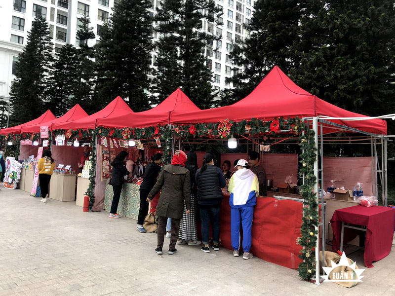 Nhiều mặt hàng lưu niệm, đồ trang trí phục vụ Giáng Sinh được bày bán