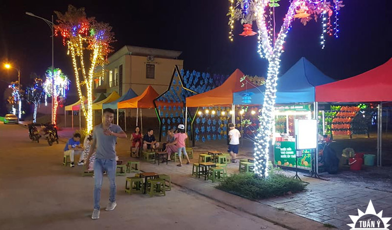 Các gian hàng bắt đầu hoạt động tại phố đi bộ