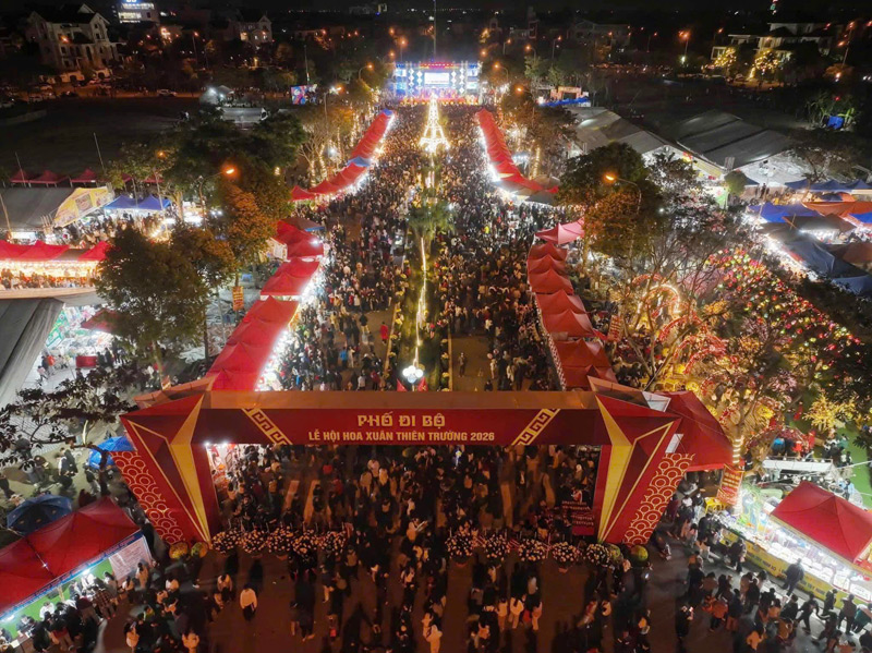 Toàn cảnh Chợ hoa Tết trên phố đi bộ phường Thiên Trường