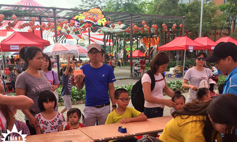 Khu vực dành cho các bé tự sáng tạo làm diều