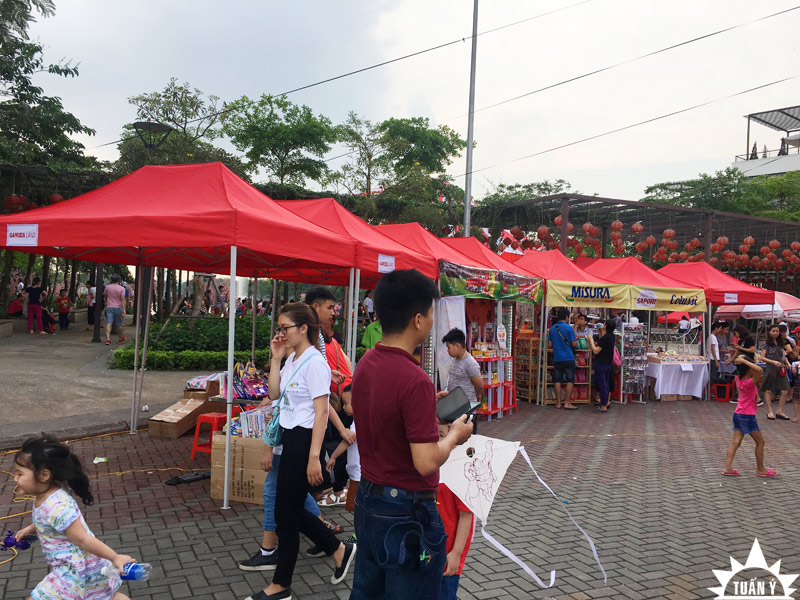 Không gian rộng và xanh mát là địa điểm thích hợp cho các bạn nhỏ vui chơi