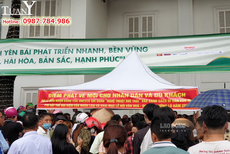Ban tổ chức dùng Nhà bạt làm khu vực Điểm phát vé mời cho nhân dân và du khách