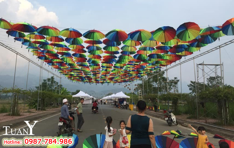 Từng dãy Nhà bạt dựng lên làm shop ẩm thực, shop vui chơi phục vụ du khách đến Lễ hội