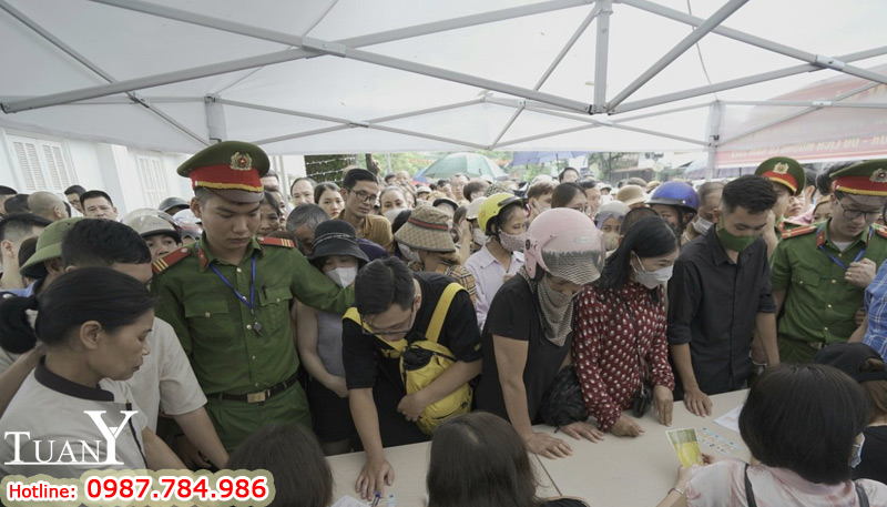Những chiếc nhà bạt di động dễ dàng đặt ở bất kỳ vị trí nào hỗ trợ ban tổ chức phát vé