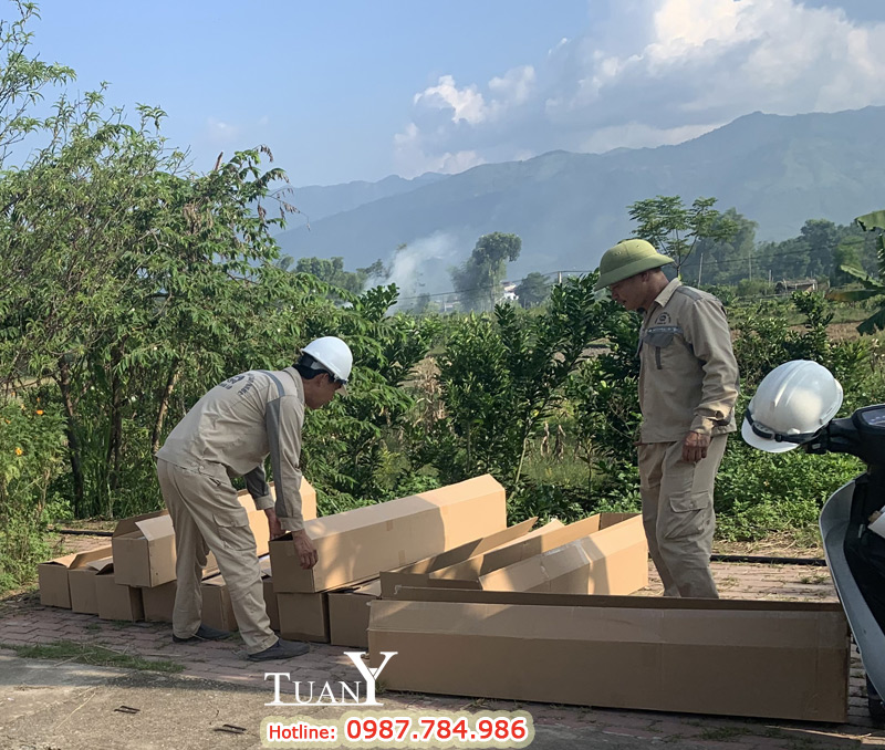 Anh em công nhân kiểm tra Nhà bạt