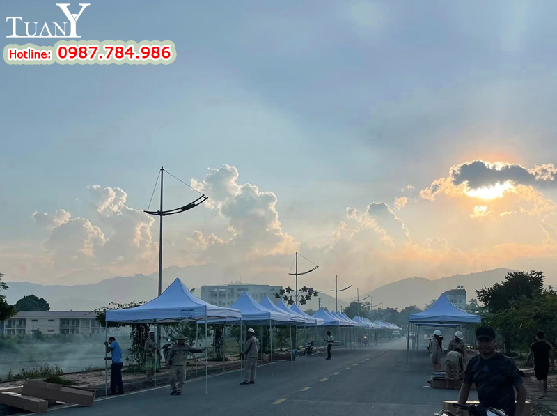 Hàng trăm chiếc Nhà bạt dựng lên nhanh chóng, thuận tiện