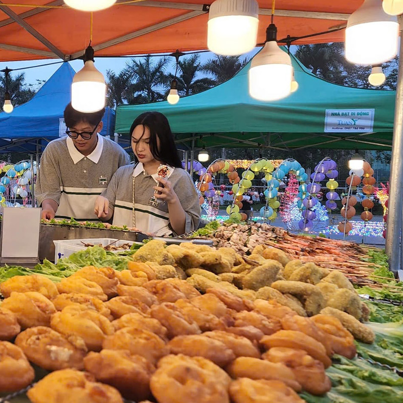 Phía trong Lễ hội không thể thiếu các quầy hàng ẩm thực, đồ dùng, hàng lưu niệm dành cho du khách mua sắm