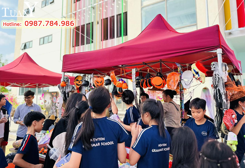 Bộ thanh giằng của Nhà bạt rất dễ treo móc các vật dụng trang trí cho gian hàng