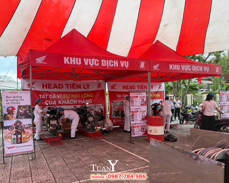 Khu vực dịch vụ thay dầu xe hỗ trợ khách hàng